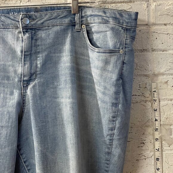 Westport Signature Fit Light Wash Capri Jeans – 24W - Picture 2 of 11